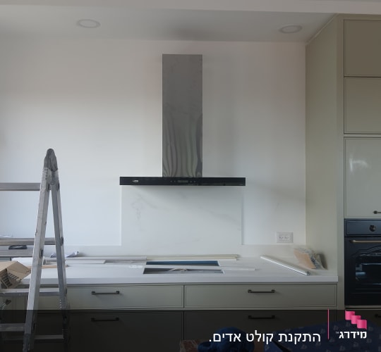 מטבח בבנייה עם סולם, ארגזים וכלים